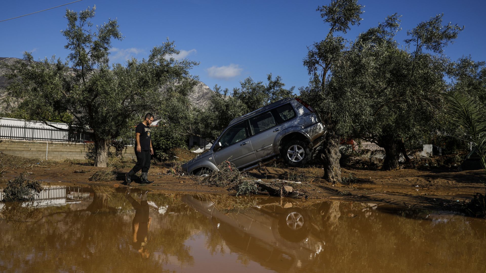 Нова мощна буря взе две жертви и причини сериозни разрушения