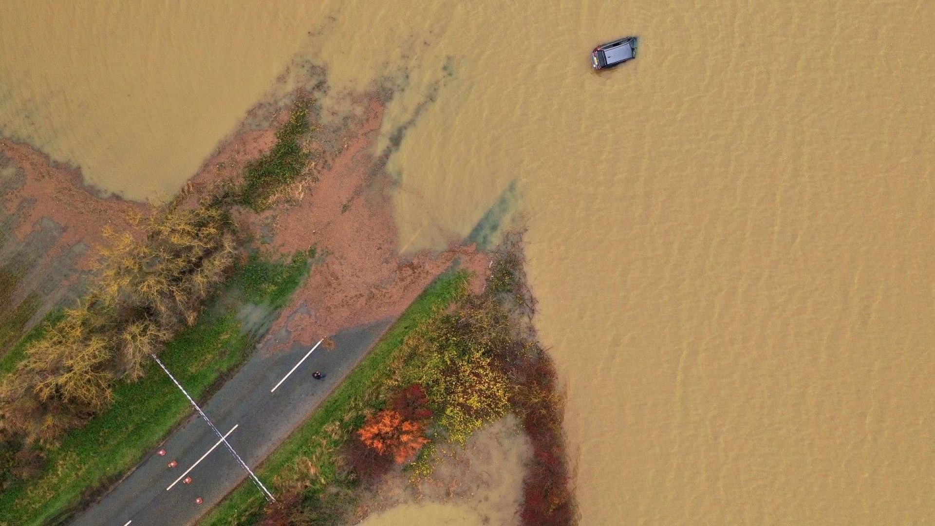 Скъсана язовирна стена причини голямо наводнение в района на американския