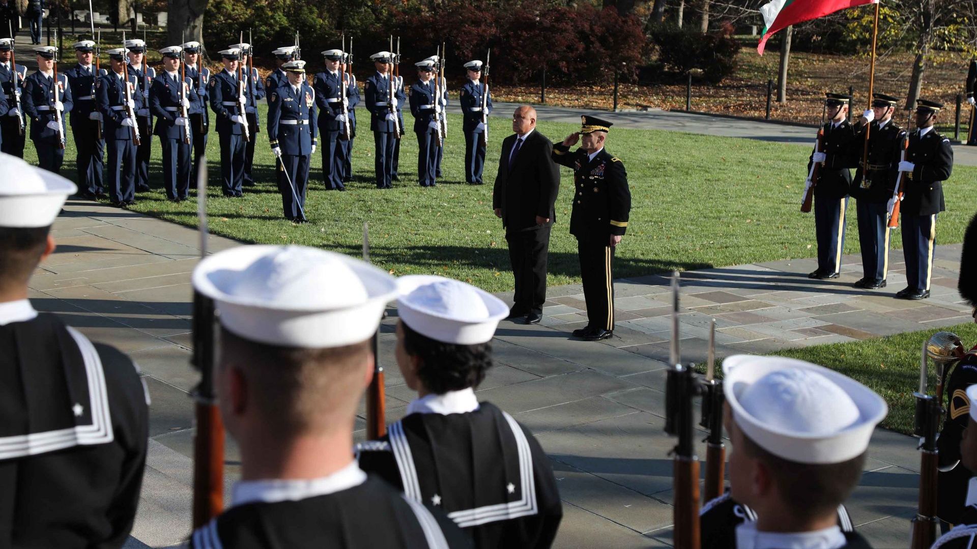 С 21 топовни салюта бе посрещнат българският министър председател Бойко Борисов