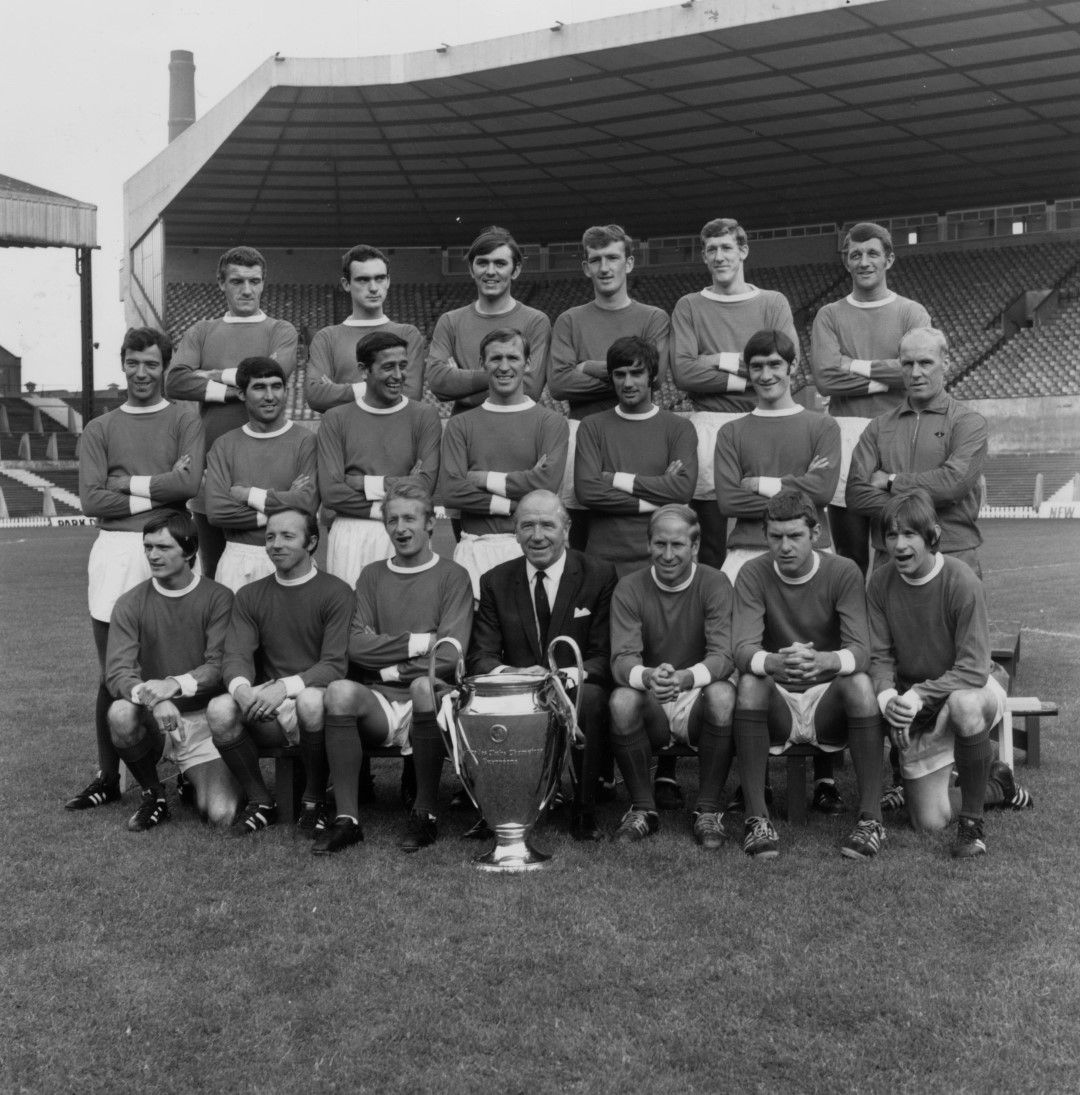 Юнайтед - европейски шампион за 1968 г., с Бест в състава (втори ред, трети отдясно)