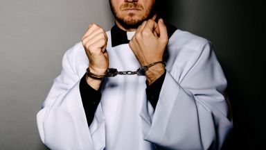 Свещеник беше арестуван в неделя по обвинение в изнасилване на