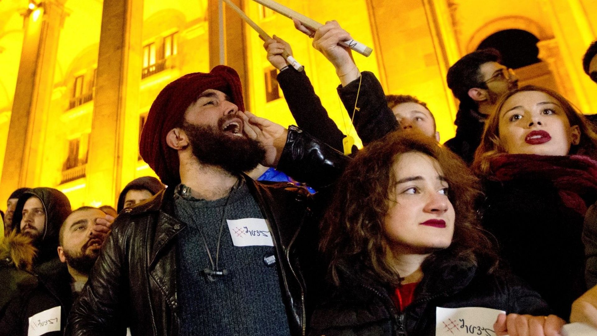 Полицията за борба с безредиците използва водно оръдие за да