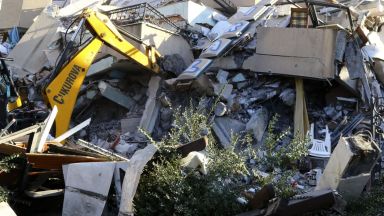 Много срутени здания и починали след мощния трус в Албания (снимки) 