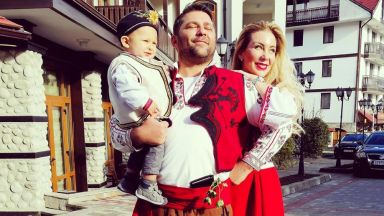 Антония Петрова с прощъпулник в народни носии на 10-месечния Благовест