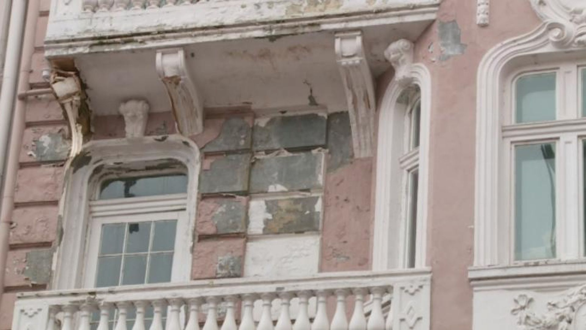 Опасна тераса застрашава преминаващите по Главната улица на Пловдив Сградата