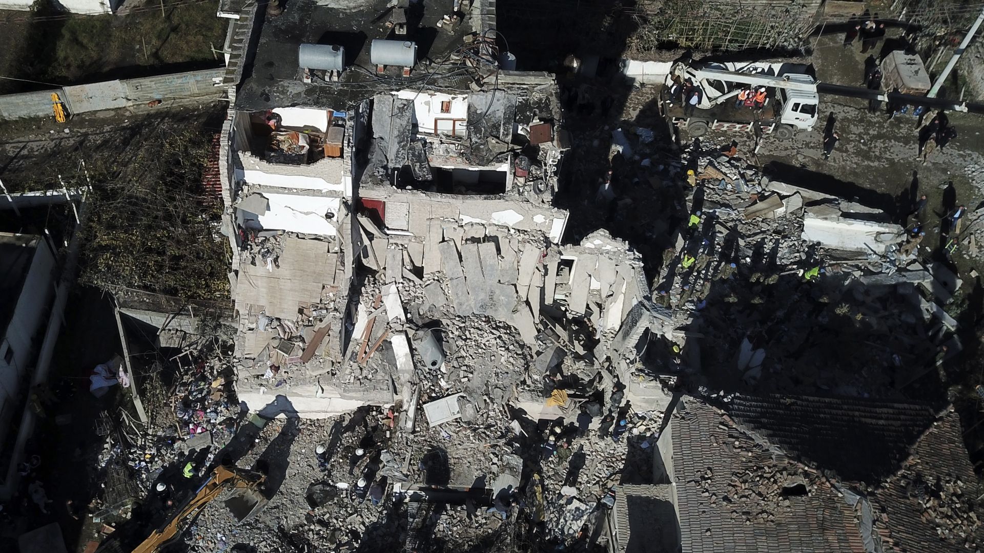 Най малко 18 са обявените по местни медии жертви на земетресението
