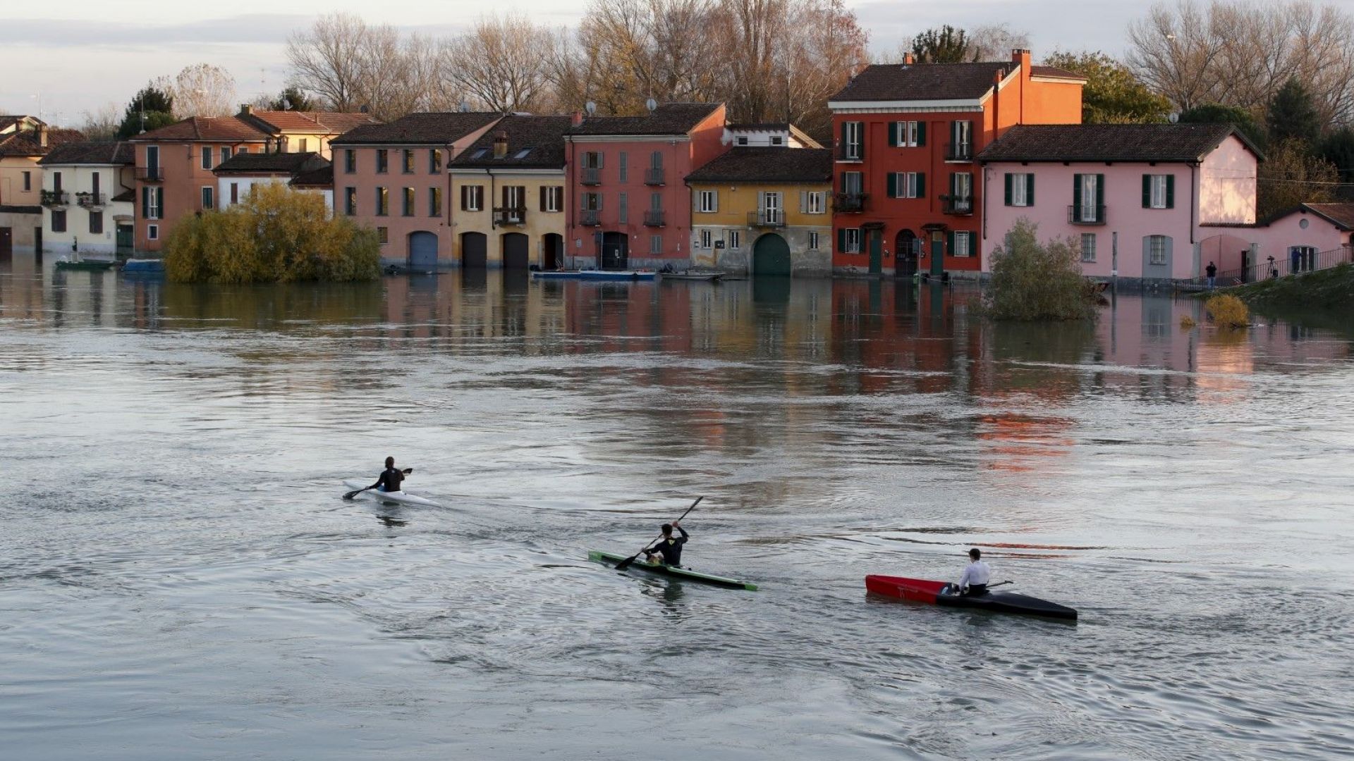 Най малко 571 човека са били евакуирани в северната италианска