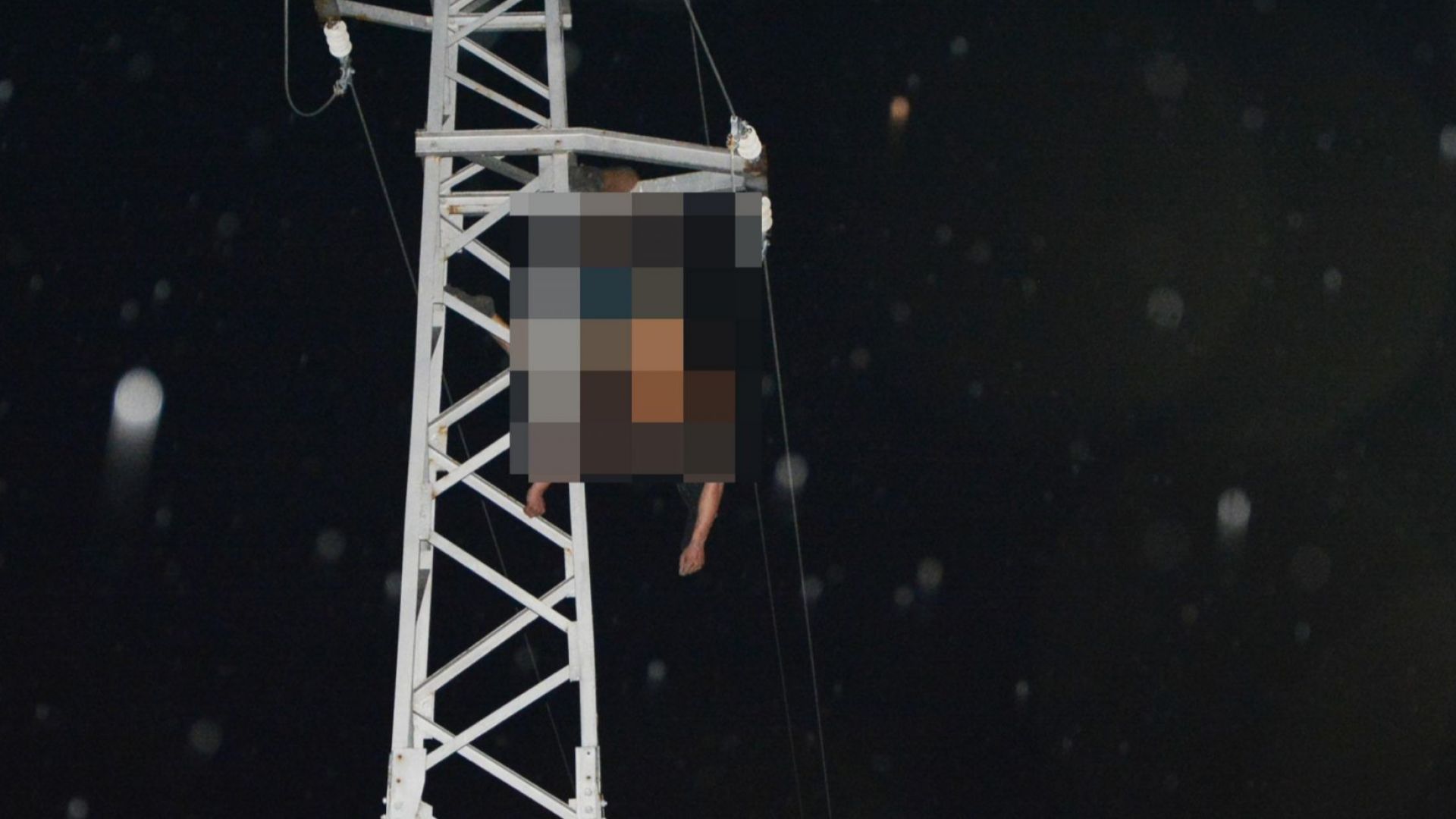 Откриха тялото на млад мъж на електрически стълб за високо