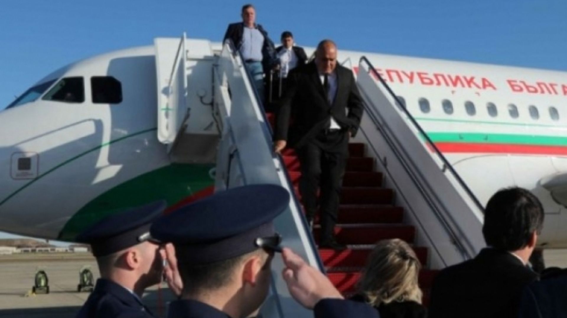 Защо вицепремиерът Красимир Каракачанов си носи сам куфара и е