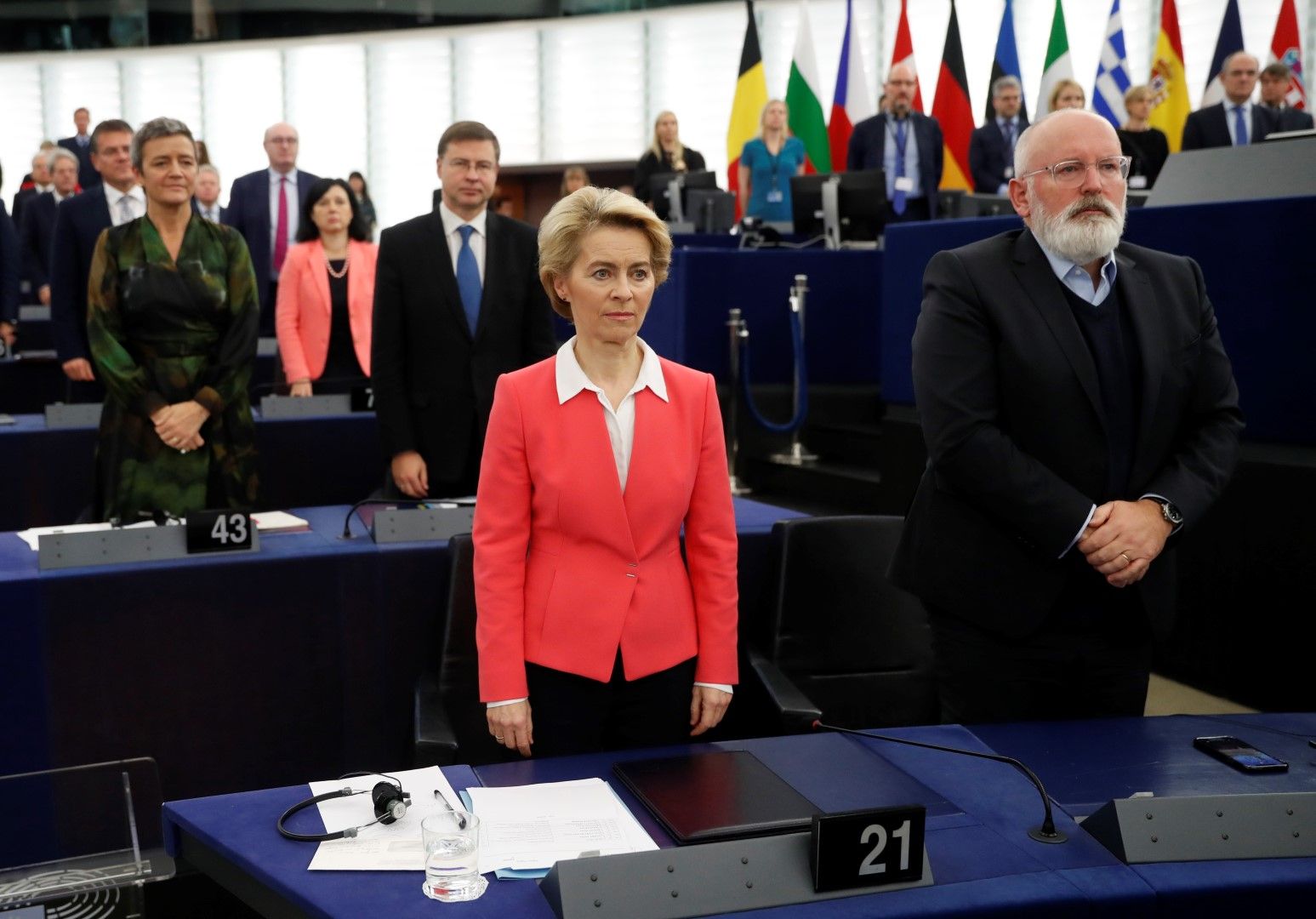 Урсула фон дер Лайен заедно с новите еврокомисари по време на гласуването в Европейския парламент