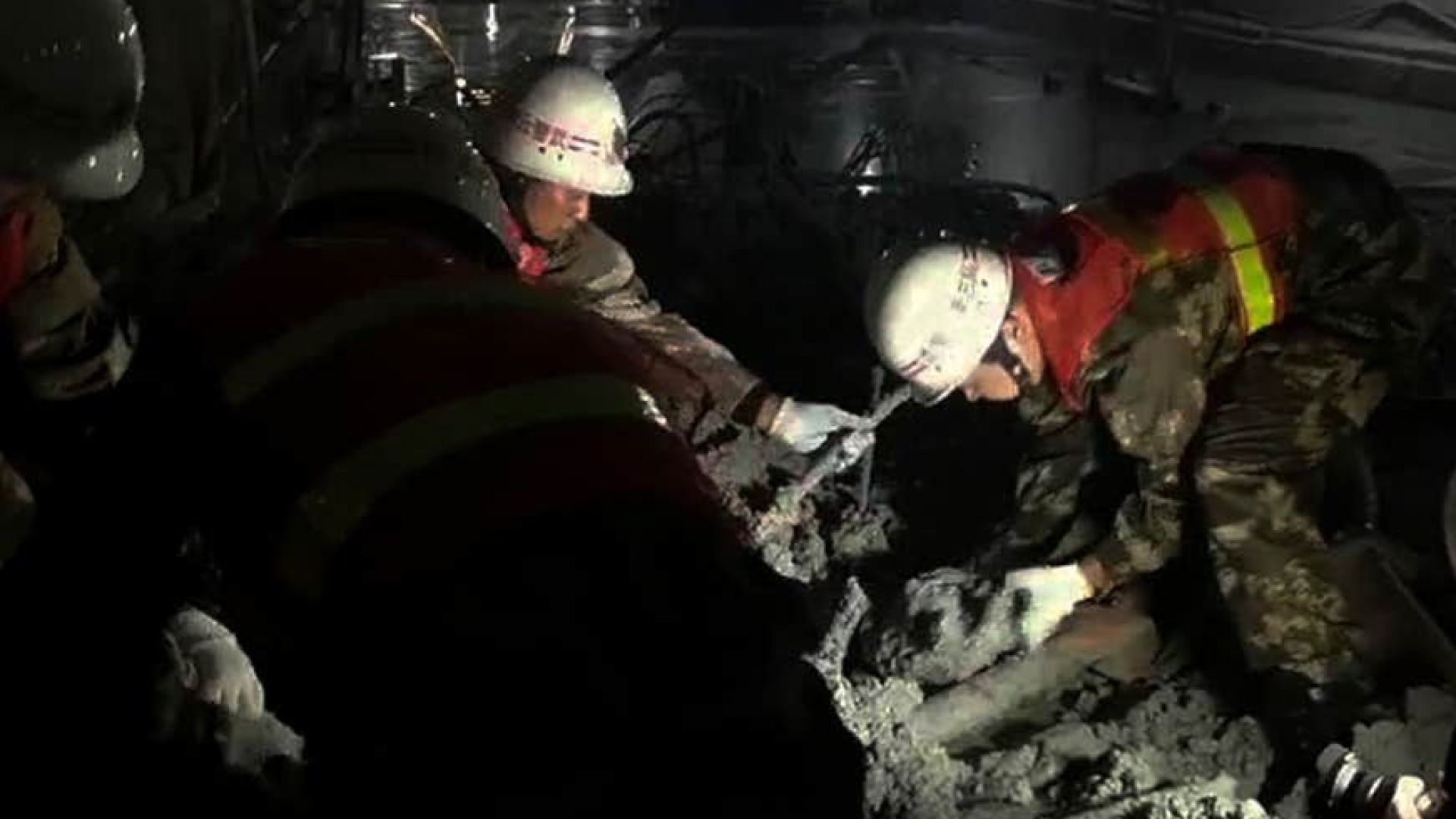 Четирима души са загинали а осем се водят като безследно