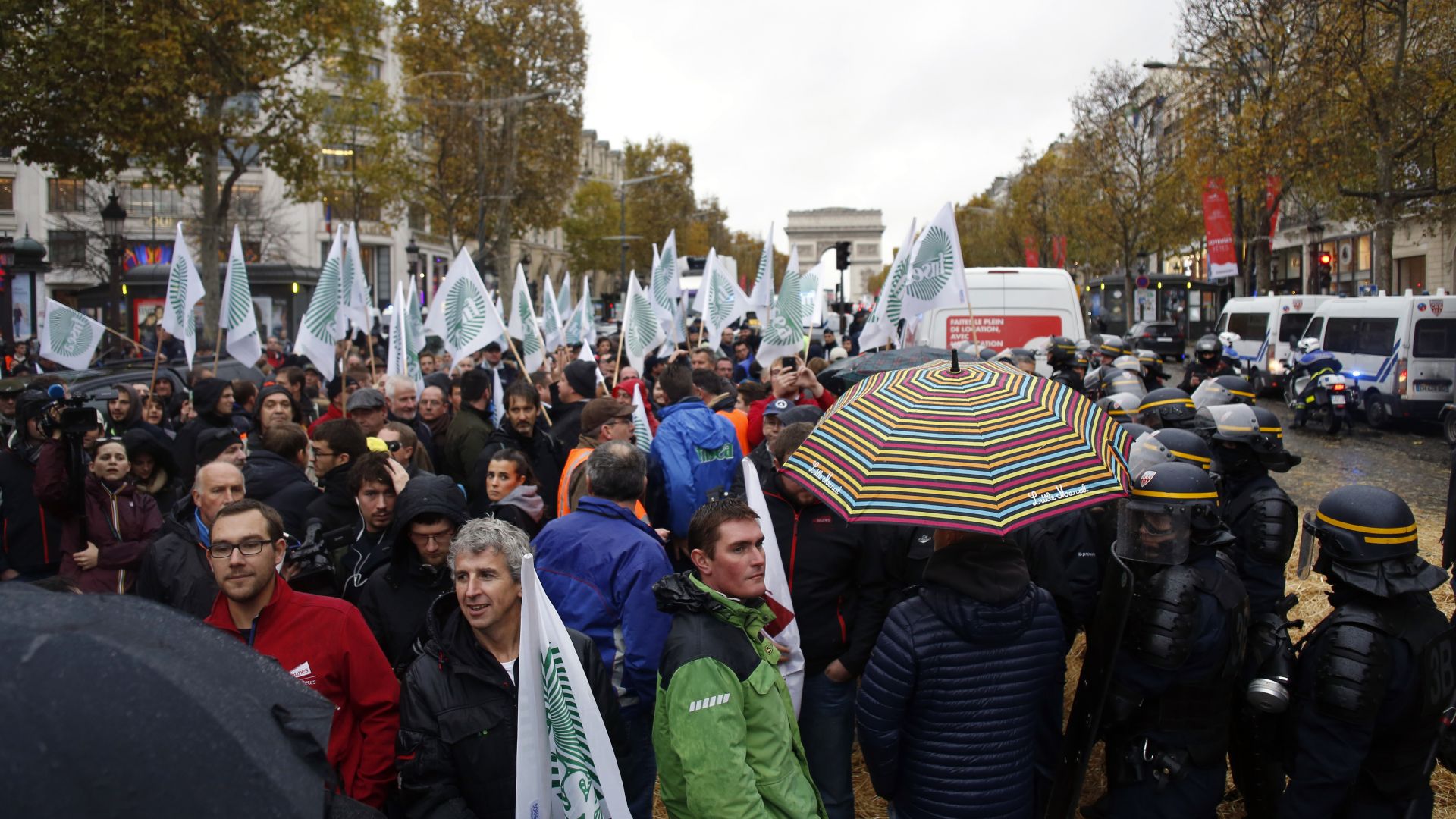 Френските фермери които пристигнаха днес с тракторите си в Париж