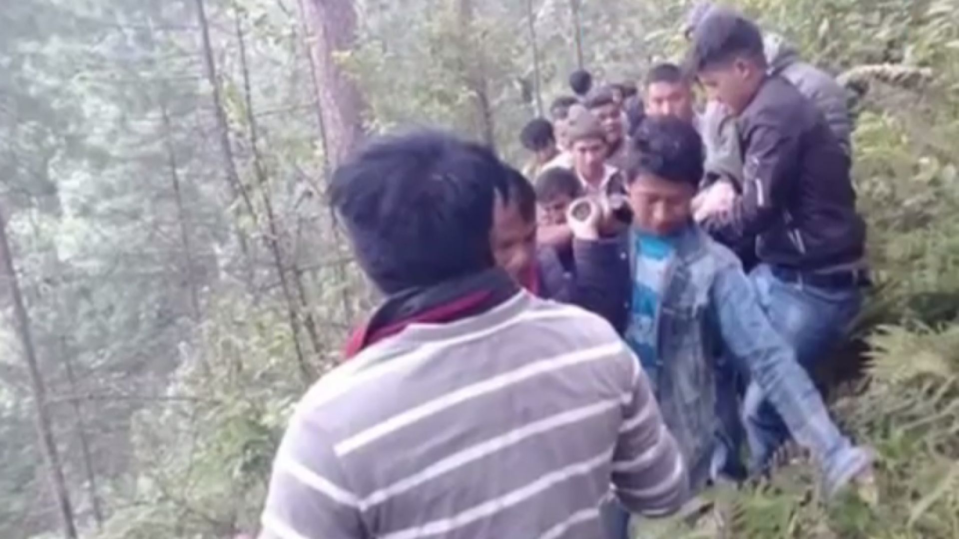 Най малко 18 души загинаха след като автобус излезе от магистрала