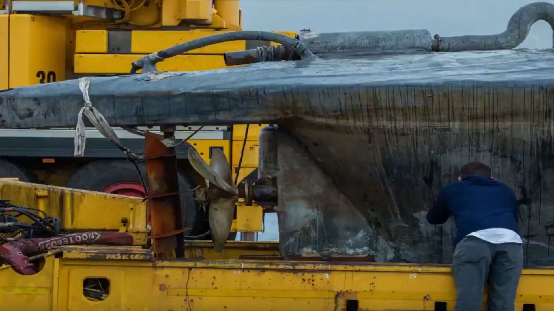 След тридневни усилия водолази най после успяха да извадят на повърхността