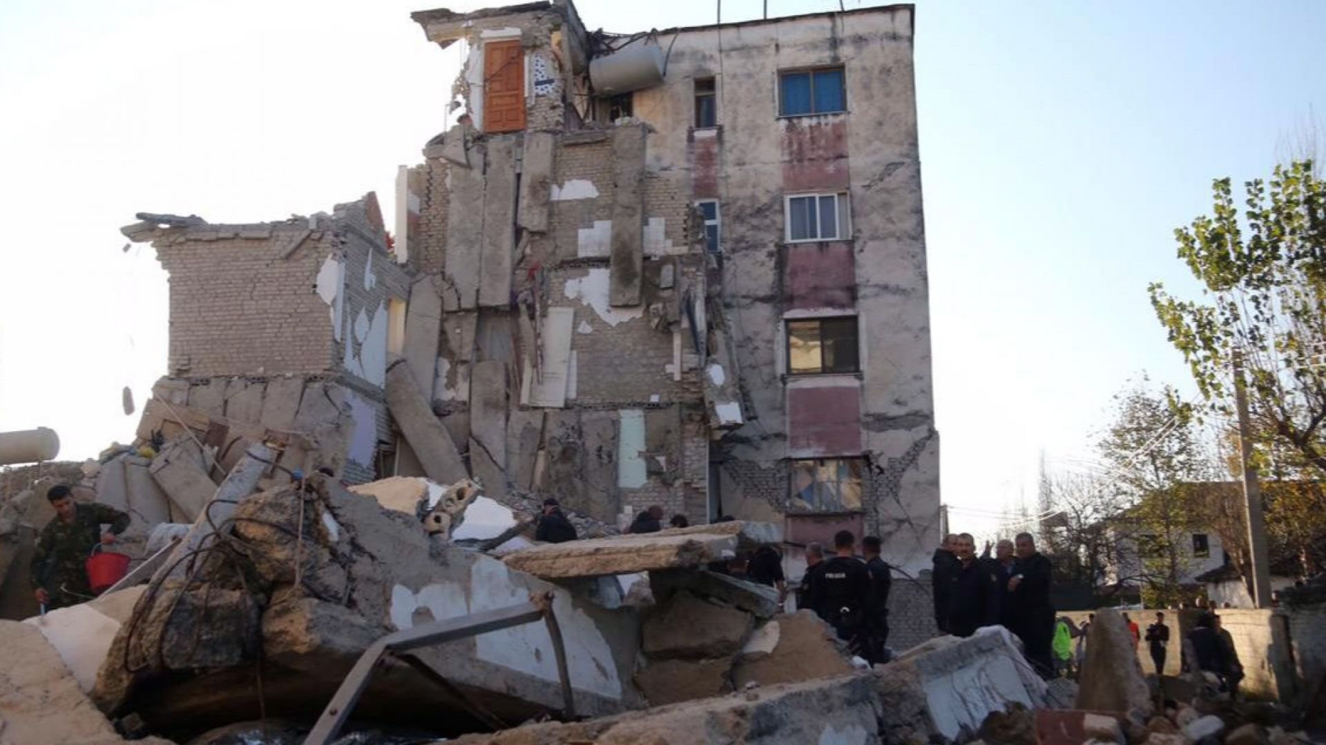 Девет души бяха задържани в Албания заради разрушителното земетресение