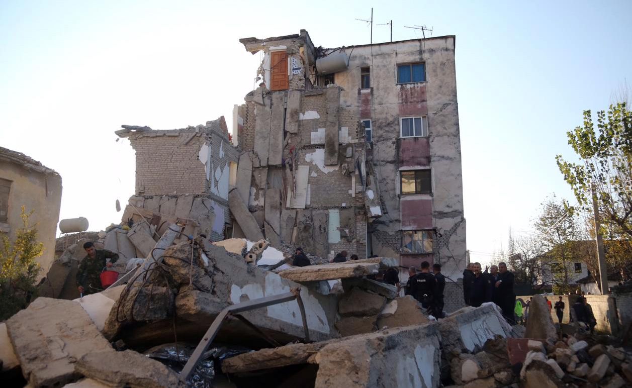 Над 45 души са спасени под отломките на рухнали сгради