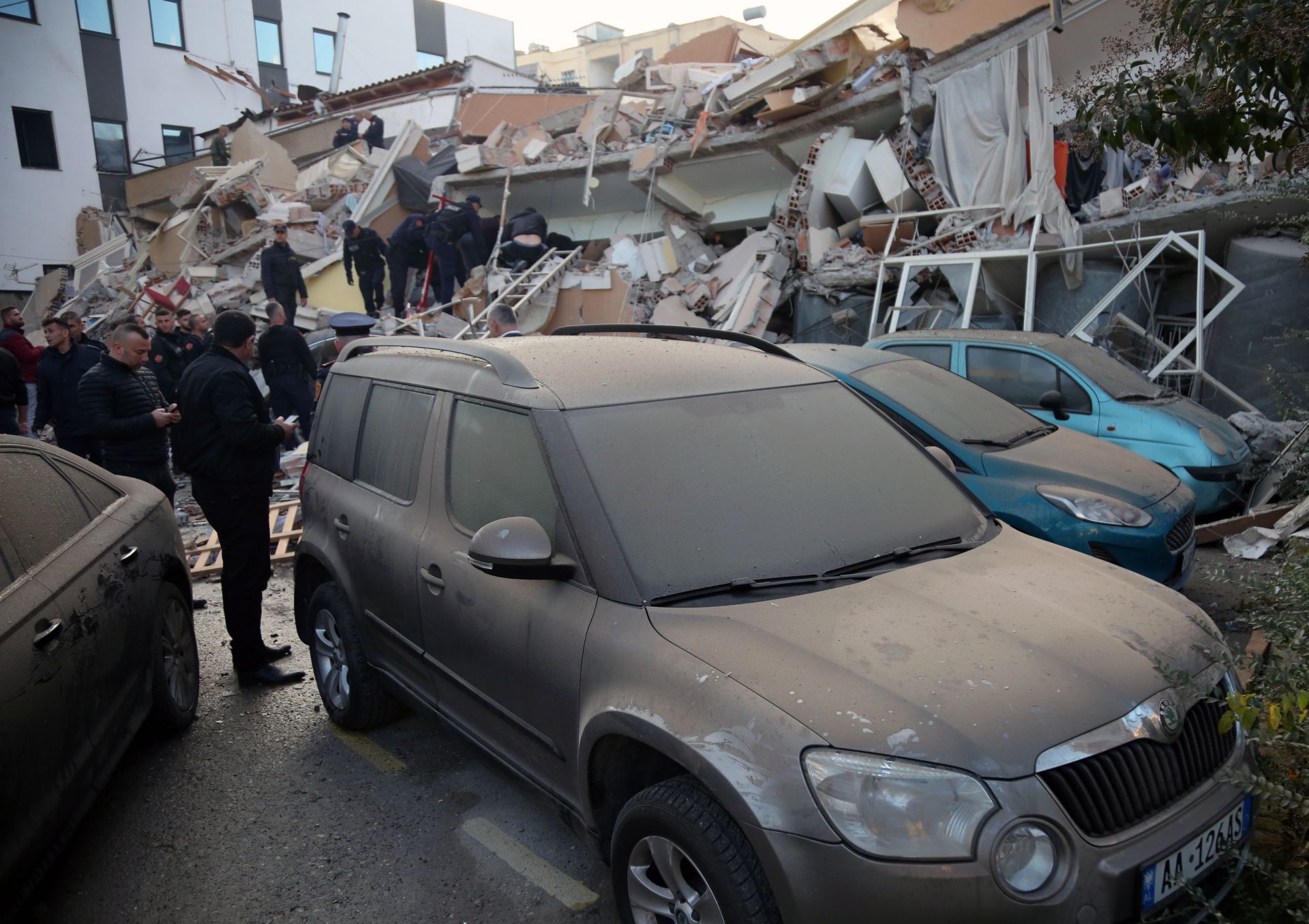 Броят на жертвите от силното земетресение в Албания нараства. 