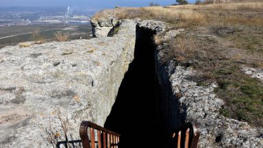 Археолози откриха изцяло запазена мраморна маса при проучванията през тази