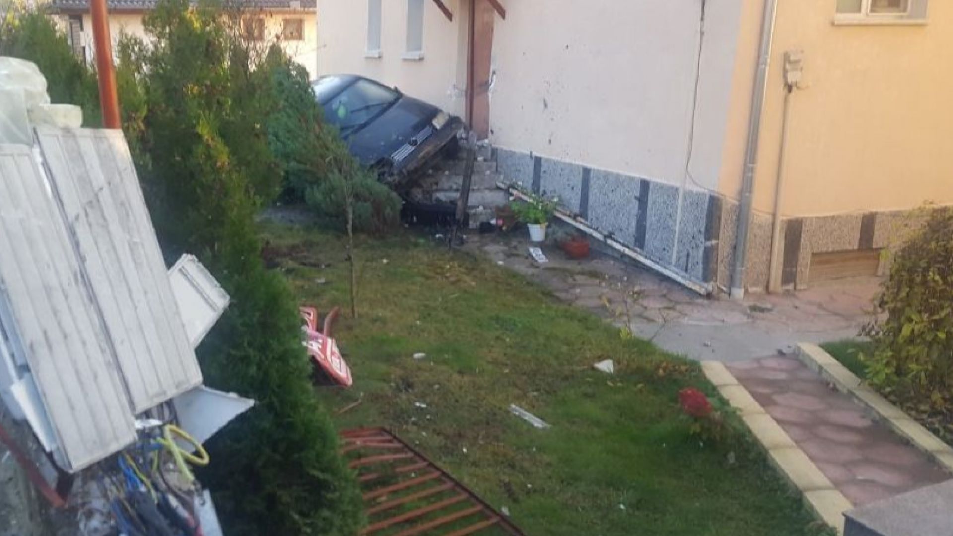 Двама младежи оцеляха по чудо след като колата им излетя