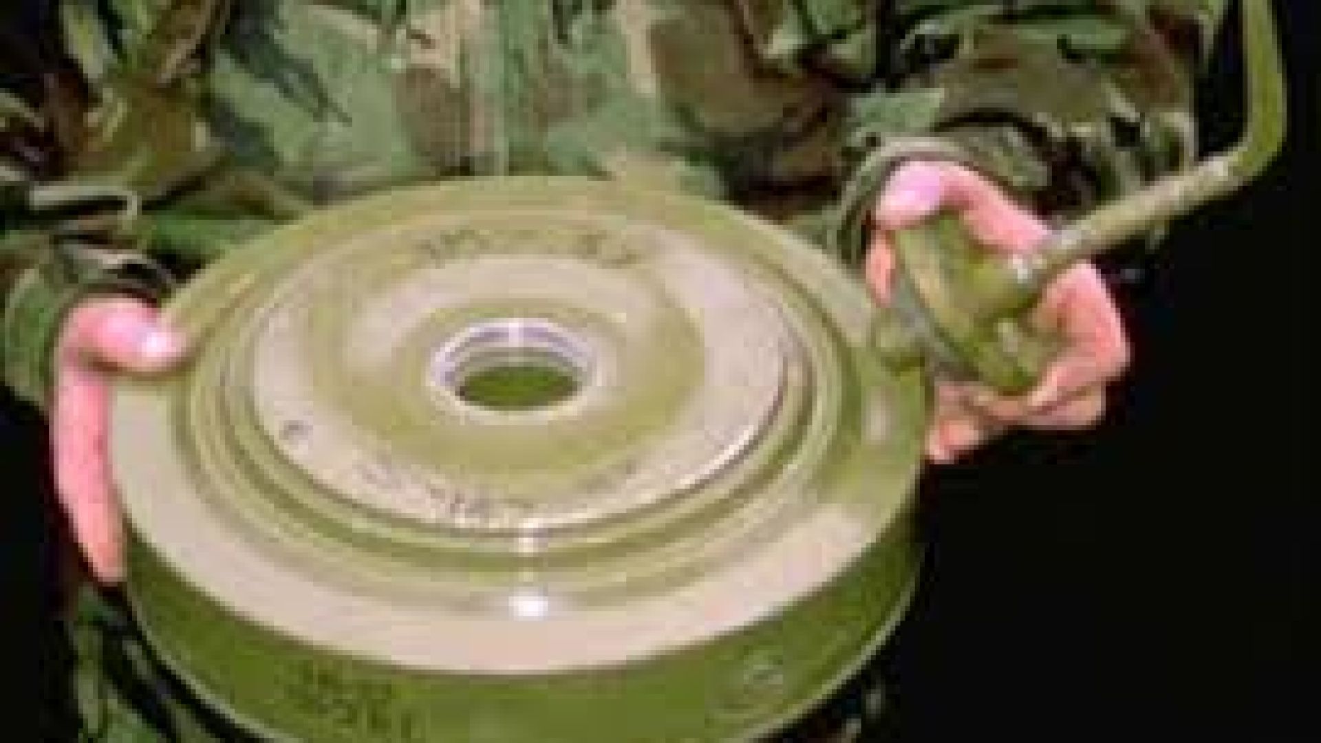 Противотанкова мина на метър от брега на Ахелой и Поморие