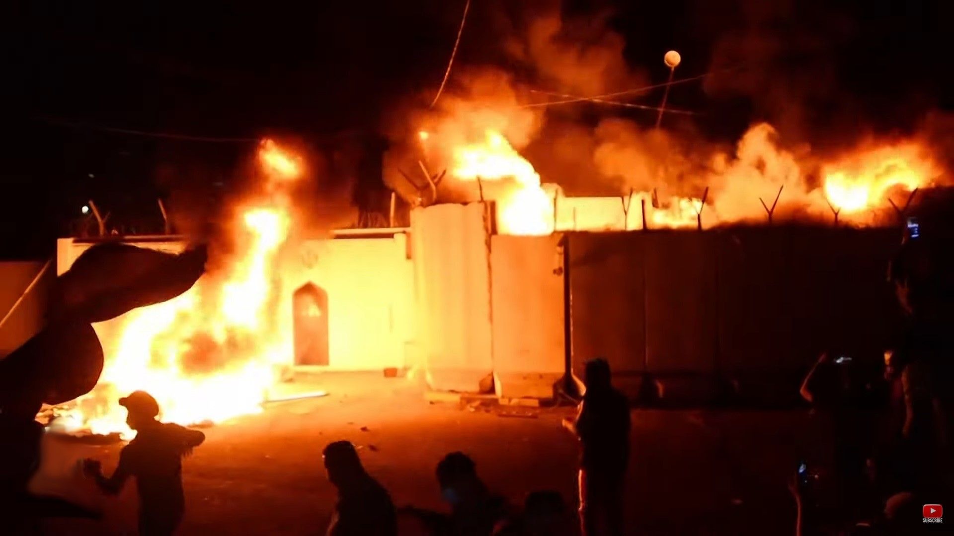 Протестиращи запалиха иранското консулство в иракския свещен град Наджаф