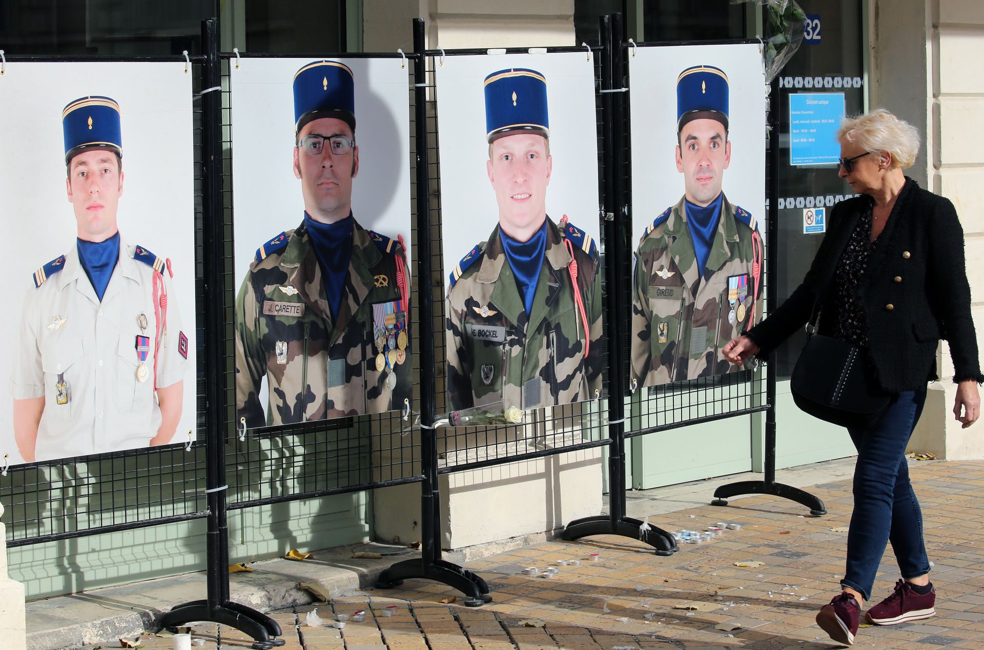 Снимките на загиналите военни бяха изложени във Франция