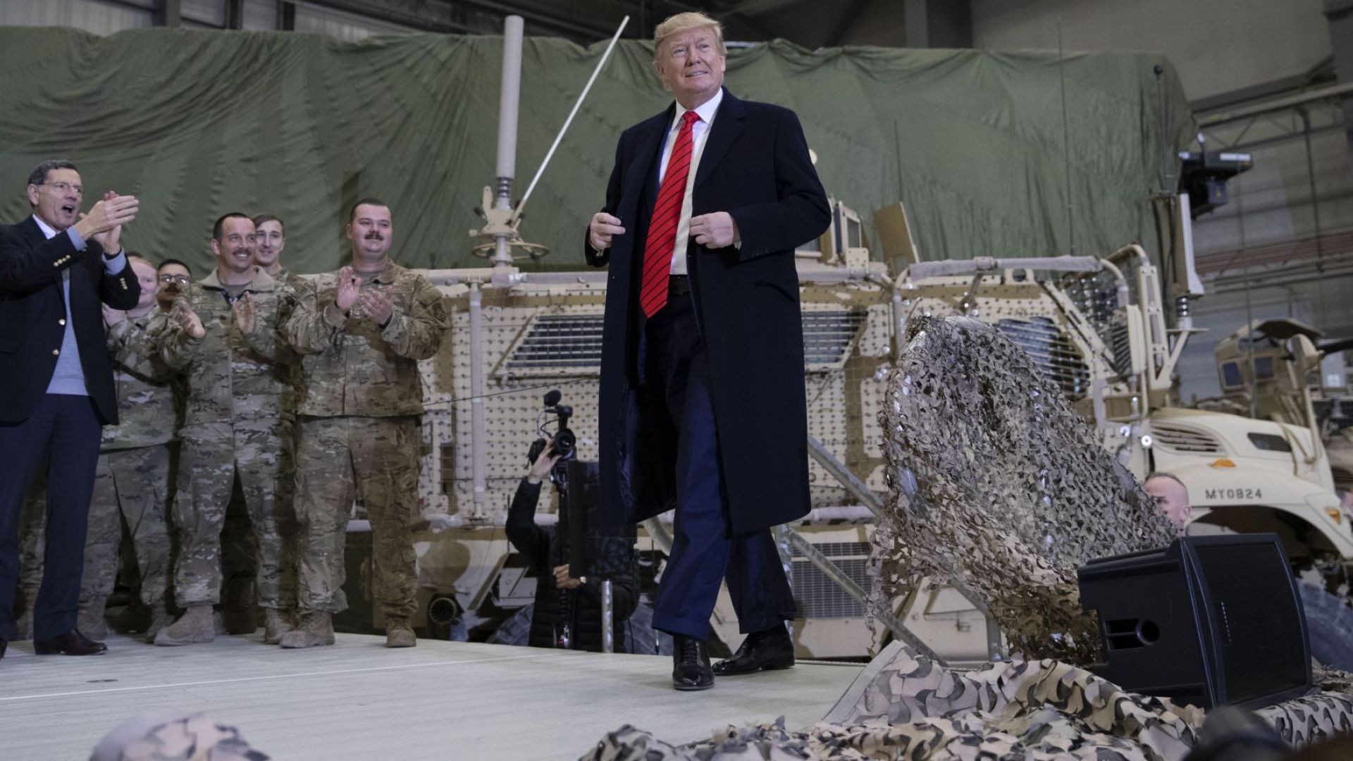 Тръмп посети изненадващо американските войници в Афганистан (снимки, видео)