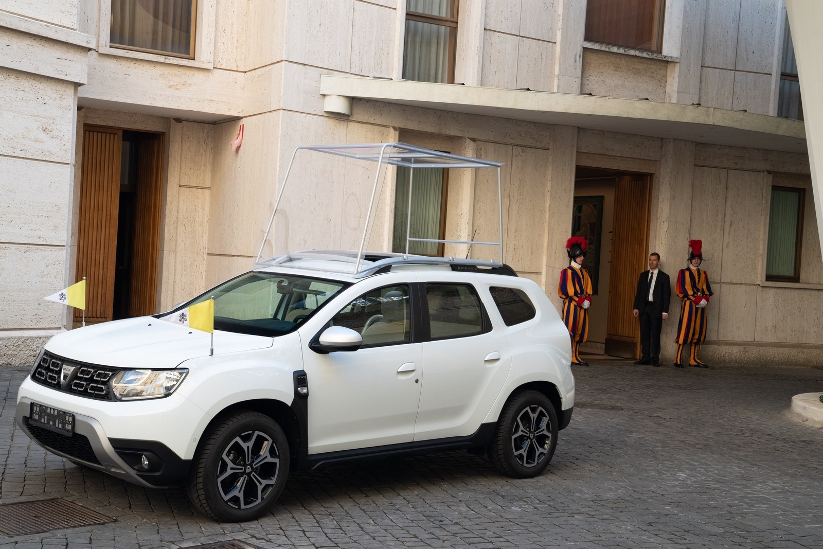 Папата се качва на Dacia Duster