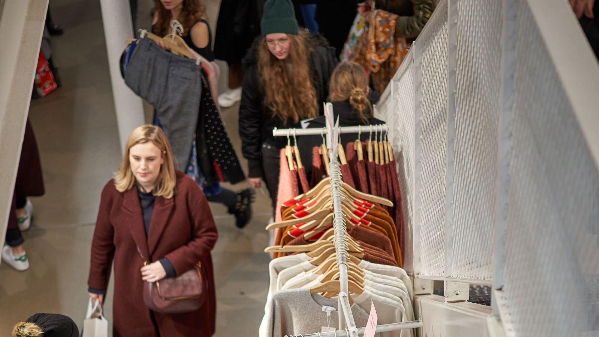 Само няколко часа след отваряне на магазините в големите столични