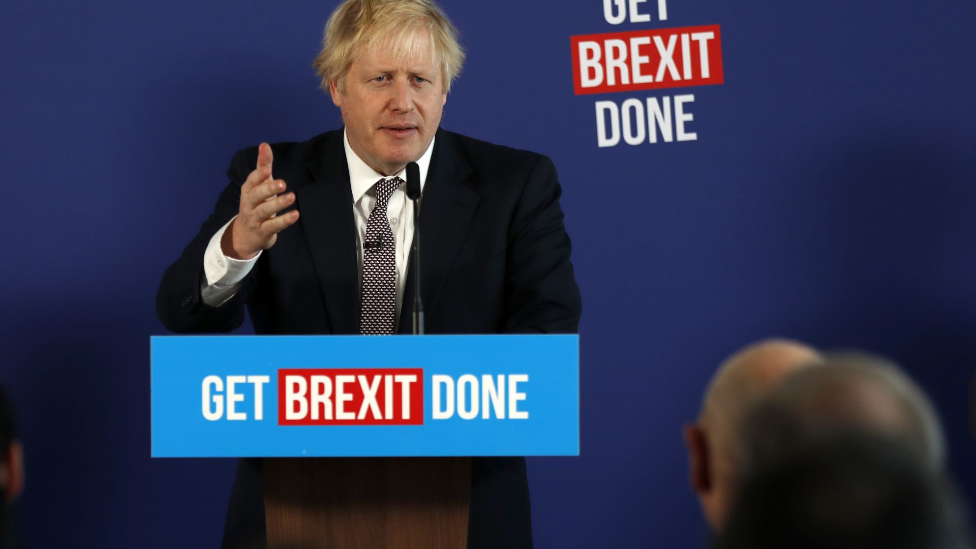 Британският премиер Борис Джонсън се опита днес да измести предизборните