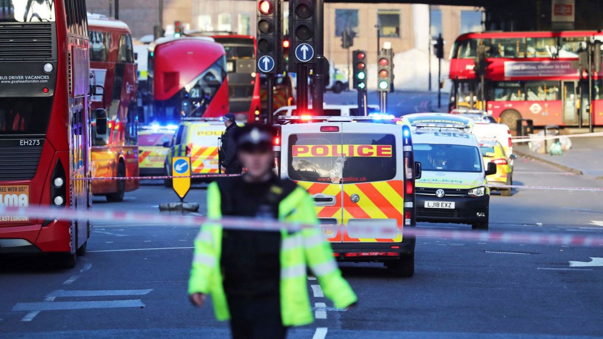 Британската полиция е затворила Лондон Бридж, съобщава BBC. По информация