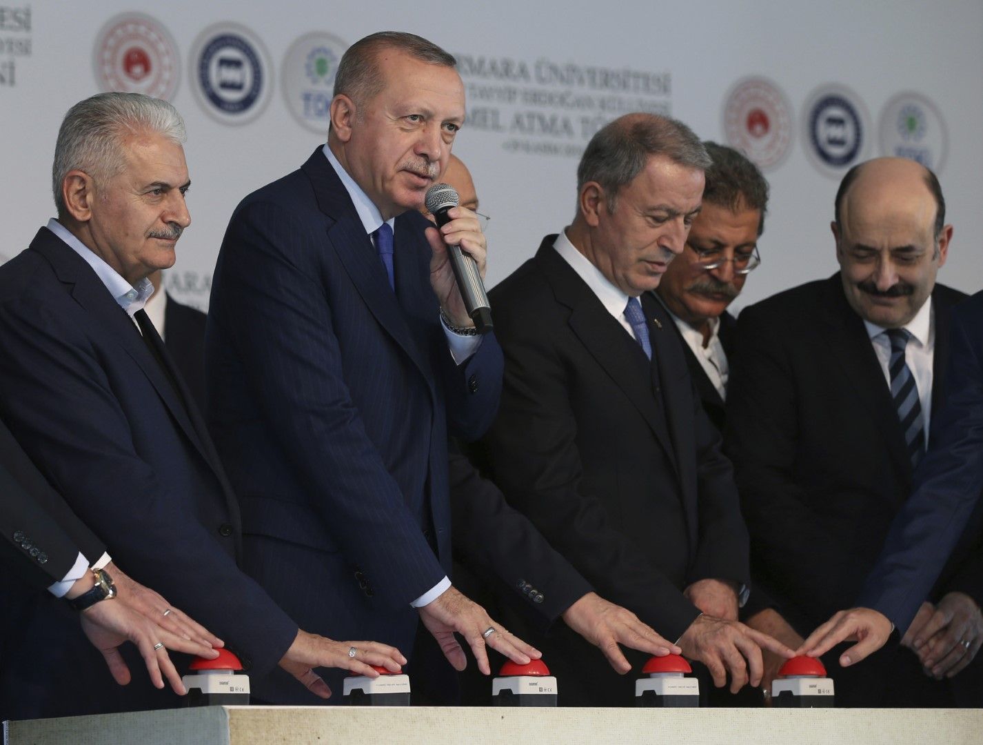 Реджеп Ердоган сред политици и министри в Университета в Мармара, където се изказа против Еманюел Макрон