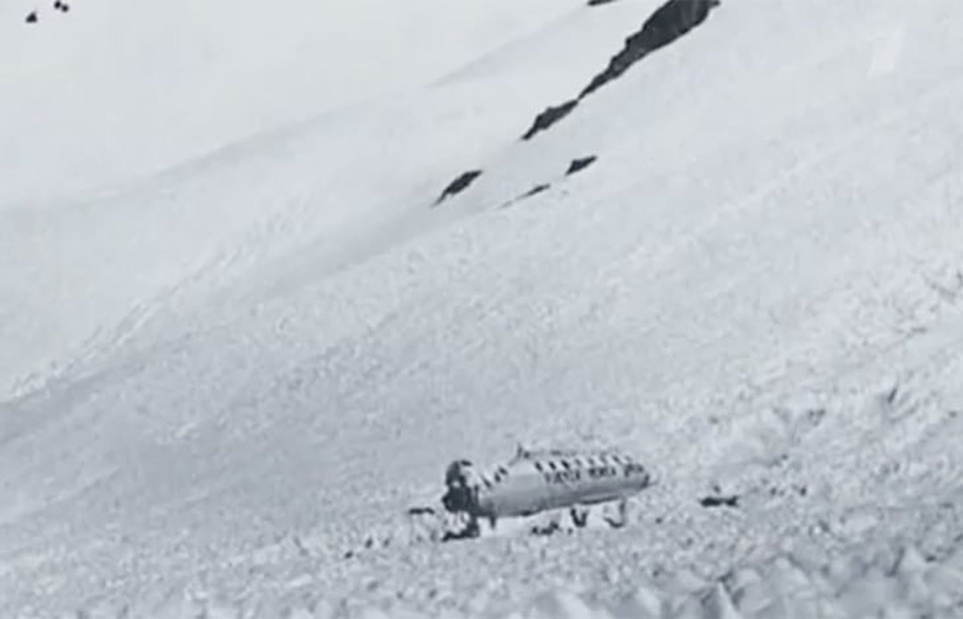 Снимка, направена на 23 декември, след спасяването на оцелелите. Самолетът престоява в снега 72 дни и е убежището на ръгбистите