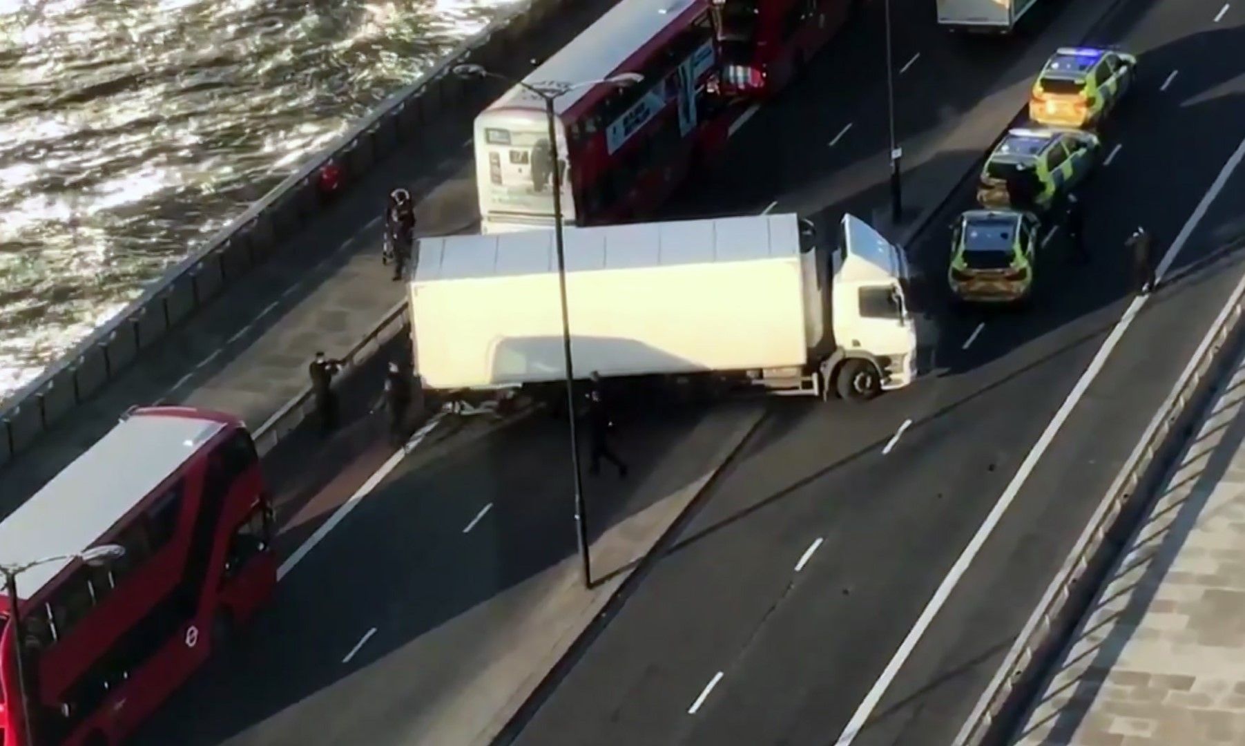 Снимка, свалена от видео, показва полиция обградила камион, спрял напряко на Лондон бридж на мястото на инцидента, където спецчасти застреляха нападател с нож