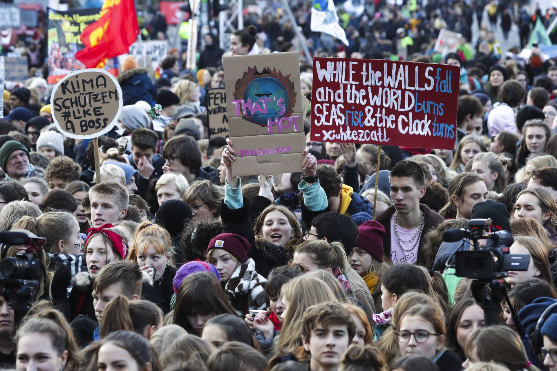 Млади хора протестират на днешния ден в Берлин