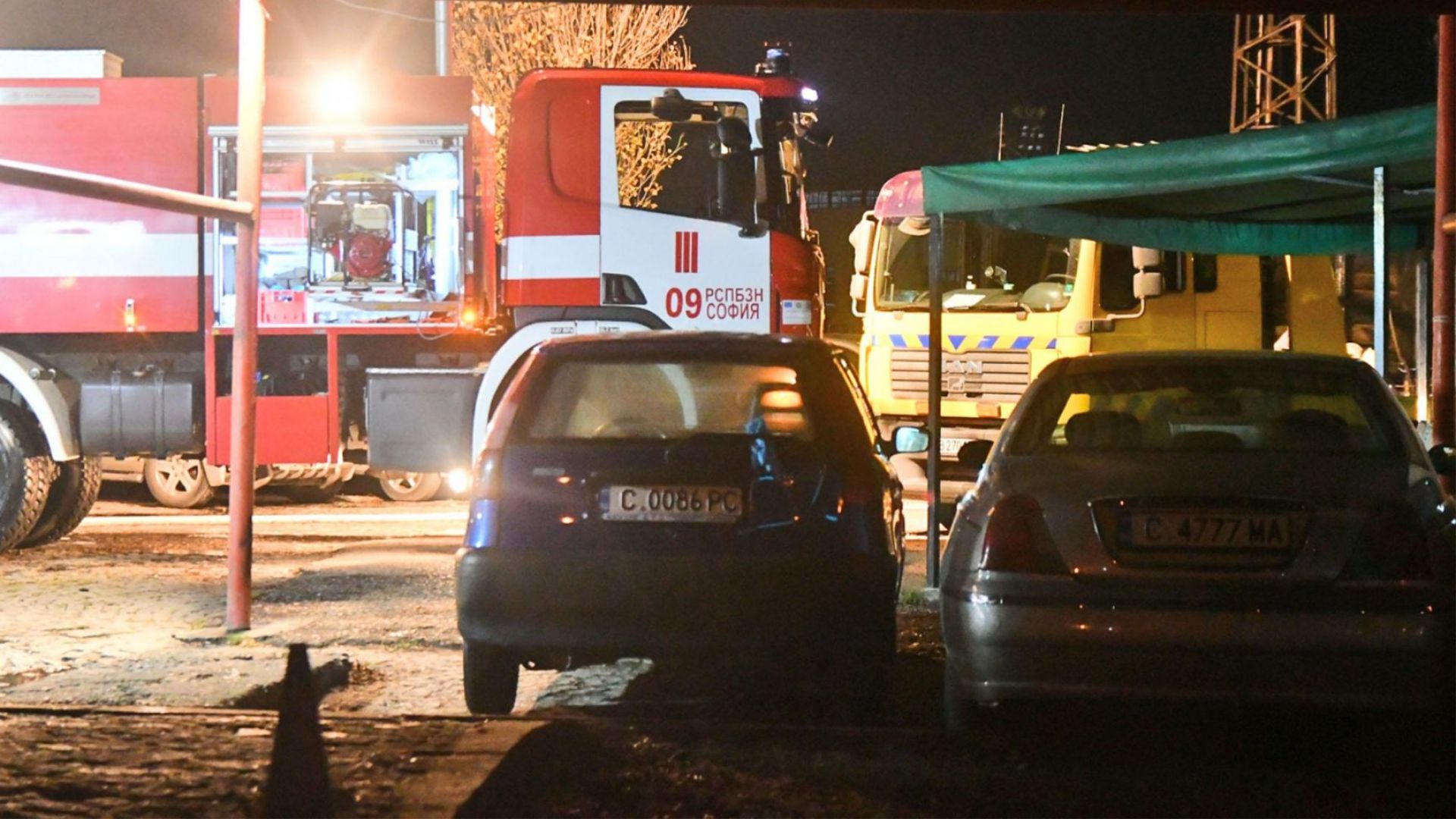 Пожар в столичния квартал Захарна фабрика унищожи автосервиз Напълно са