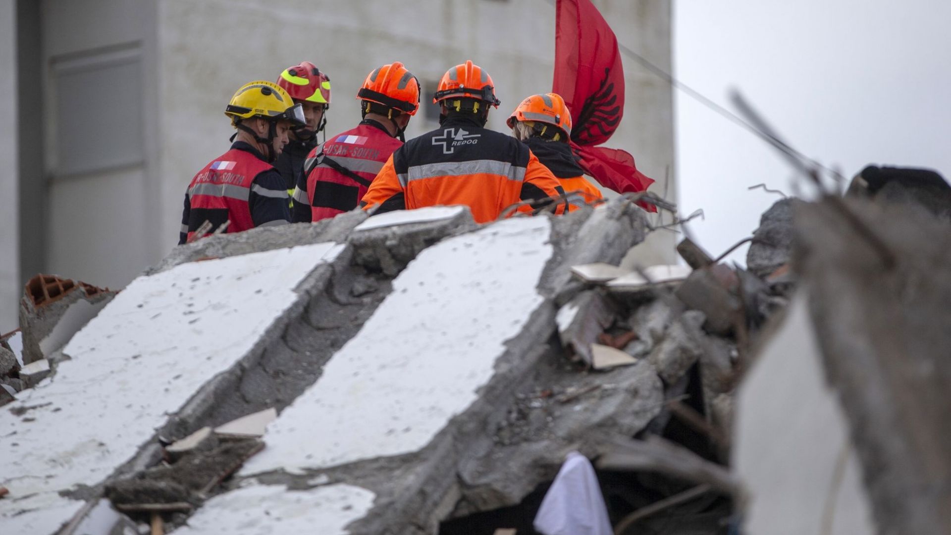 Операциите по издриване и спасяване на оцелили от земетресението в