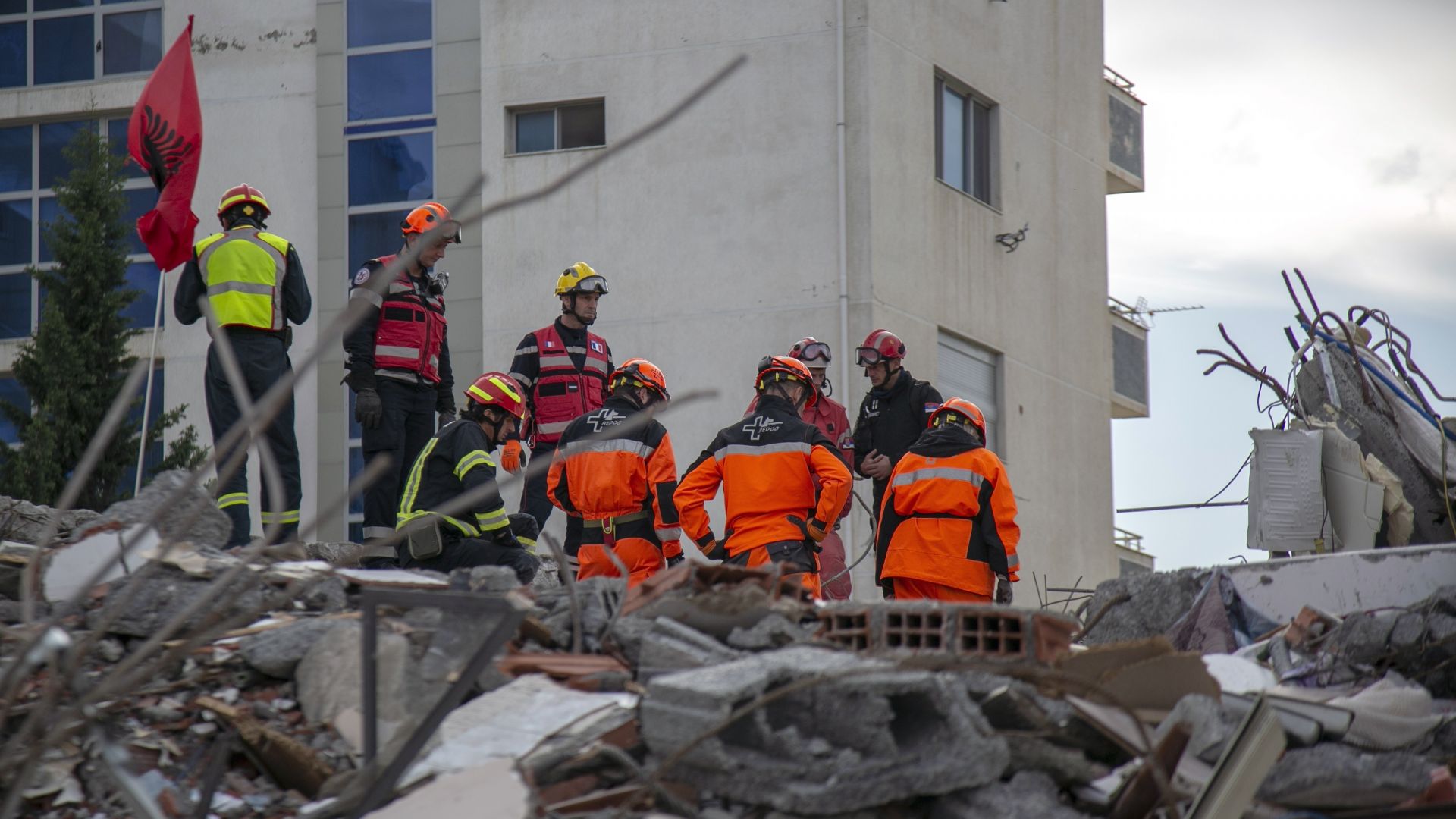 12 наши инженери ще оценяват сградите след смъртоносния трус в Албания