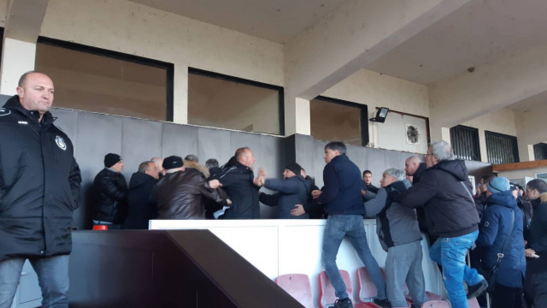 Трима мъже от агитката на столичния Локомотив са задържани за