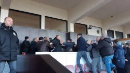 Бой в ложите на стадион "Локомотив" в мач от Втора лига (видео)