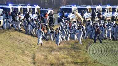 Хиляди активисти щурмуваха въглищни мини в Германия (снимки и видео)