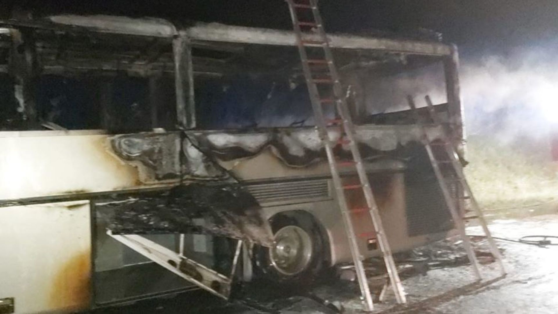 Туристически автобус с 51 пътници се е запалил край бургаското