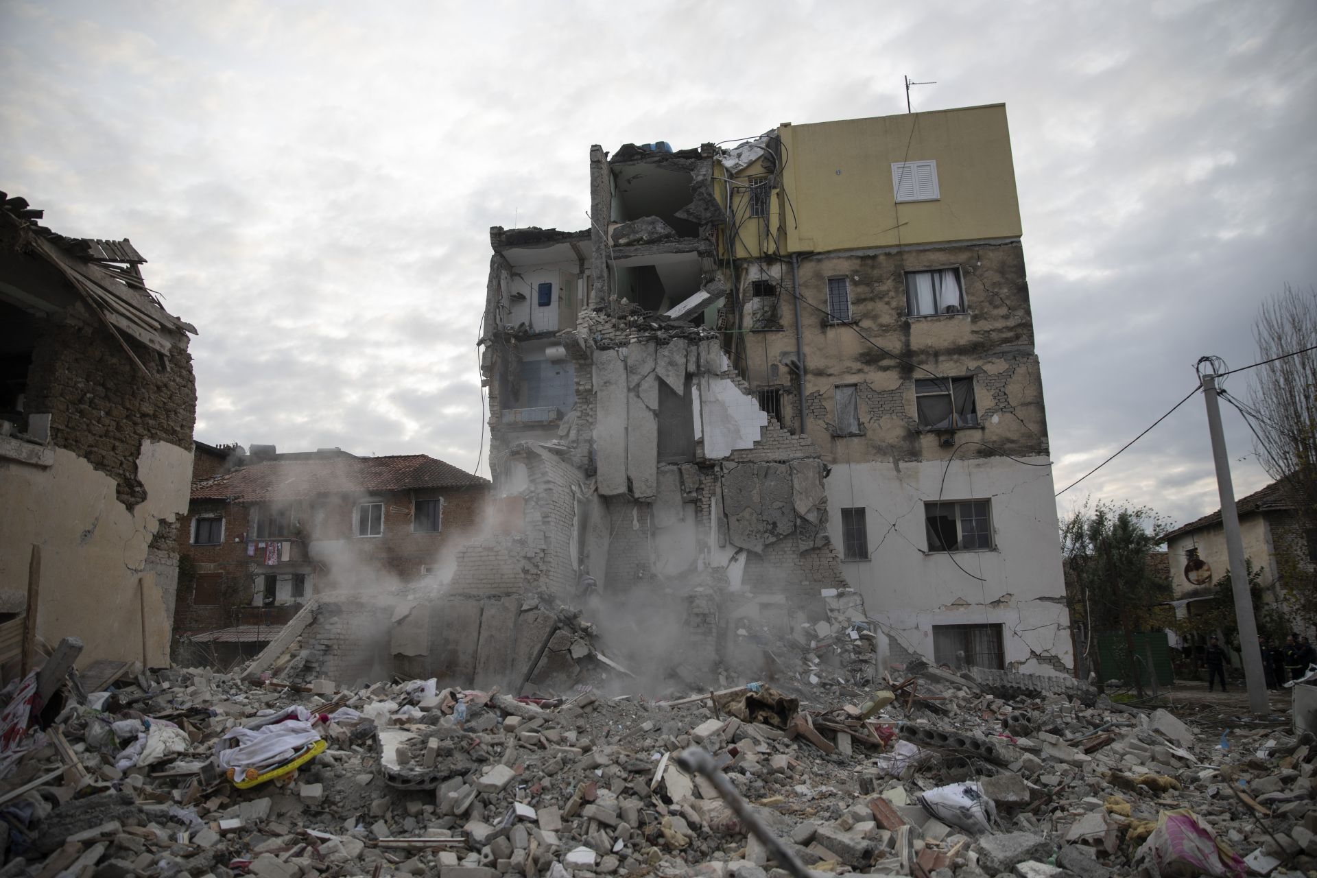 Съборена сграда в Дуръс след голямото земетресение