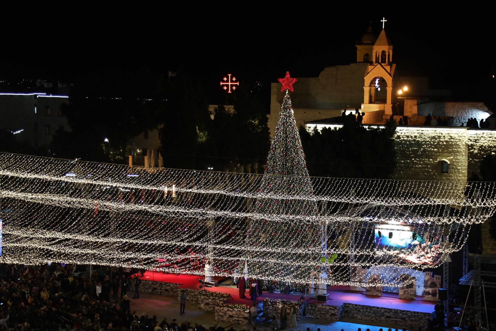 Събитието се състоя на площада пред църквата Рождество Христово - построена на мястото, където християните вярват, че Исус е роден