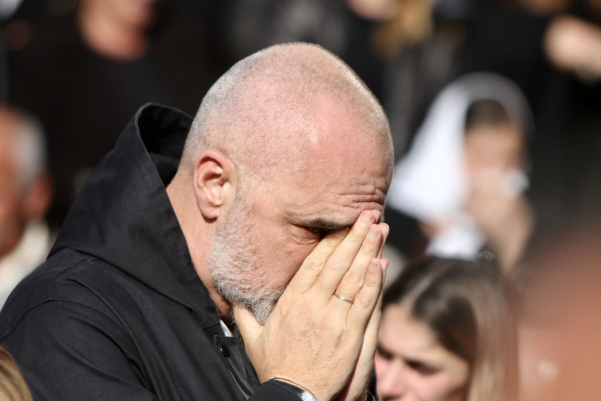 Еди Рама по време на погребението на осем членове на семейство, загинали при земетресението в Дуръс