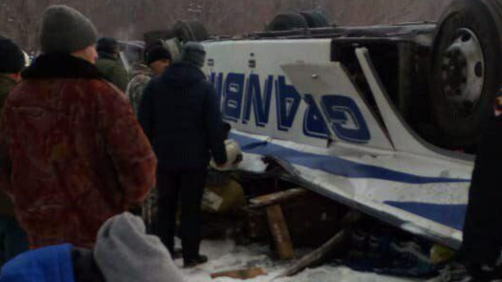 Автобус с 43 пътници падна от мост в замръзналата река
