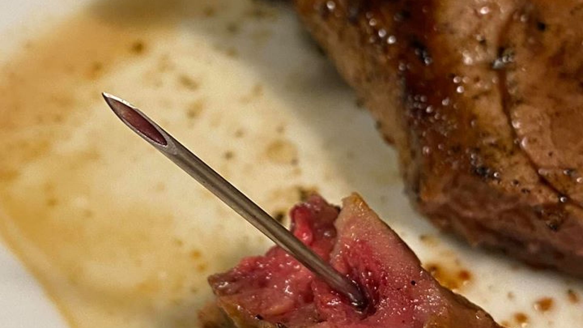 Игла с дължина 4 сантриметра е открита в пържола закупена