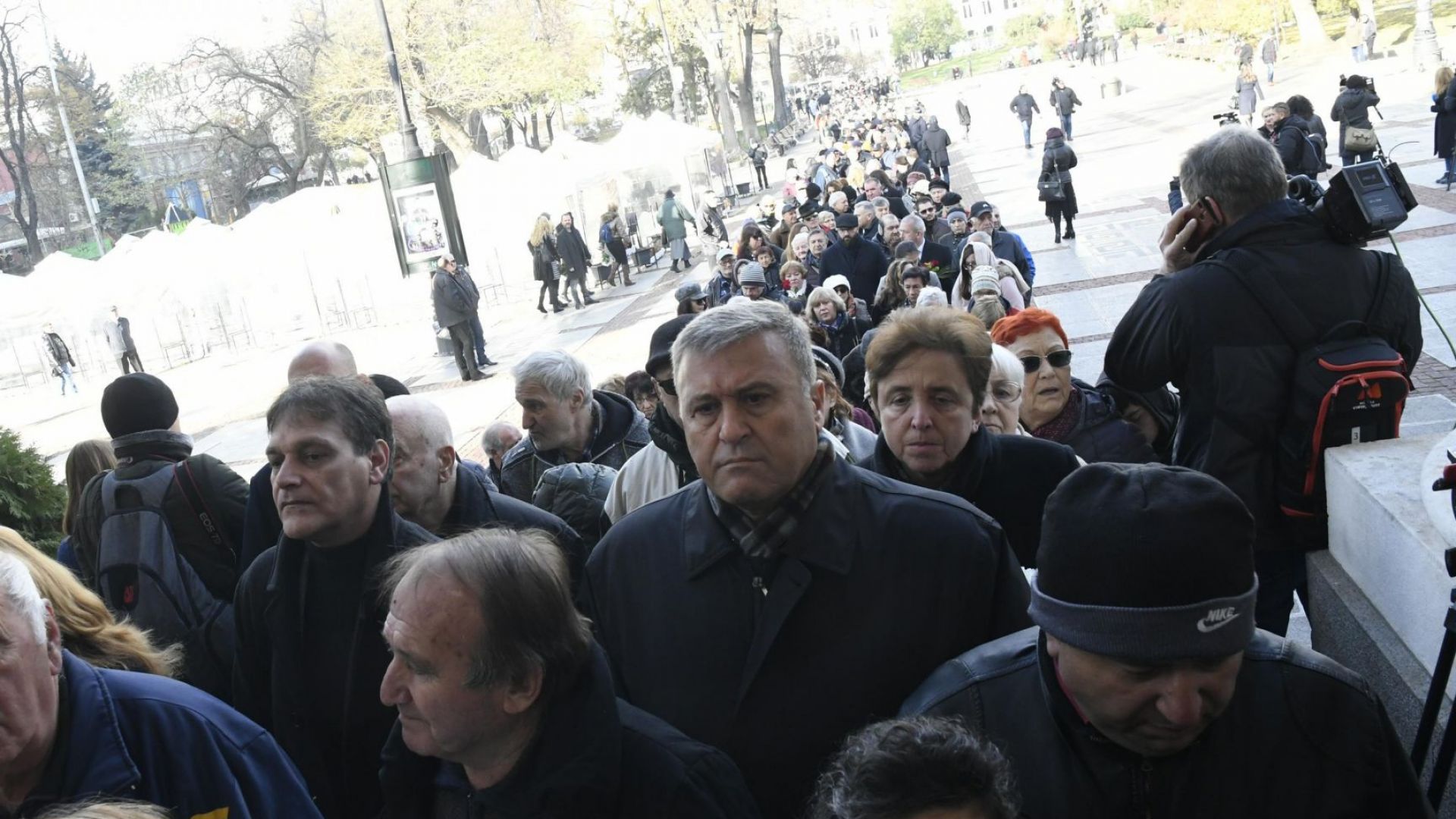 Колеги приятели близки и почитатели се стичат пред Народния театър