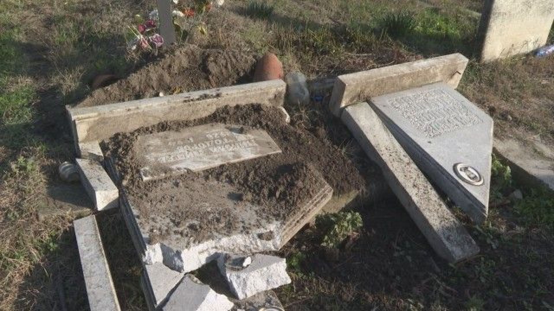 19 паметни плочи в гробищния парк на Нова Загора са