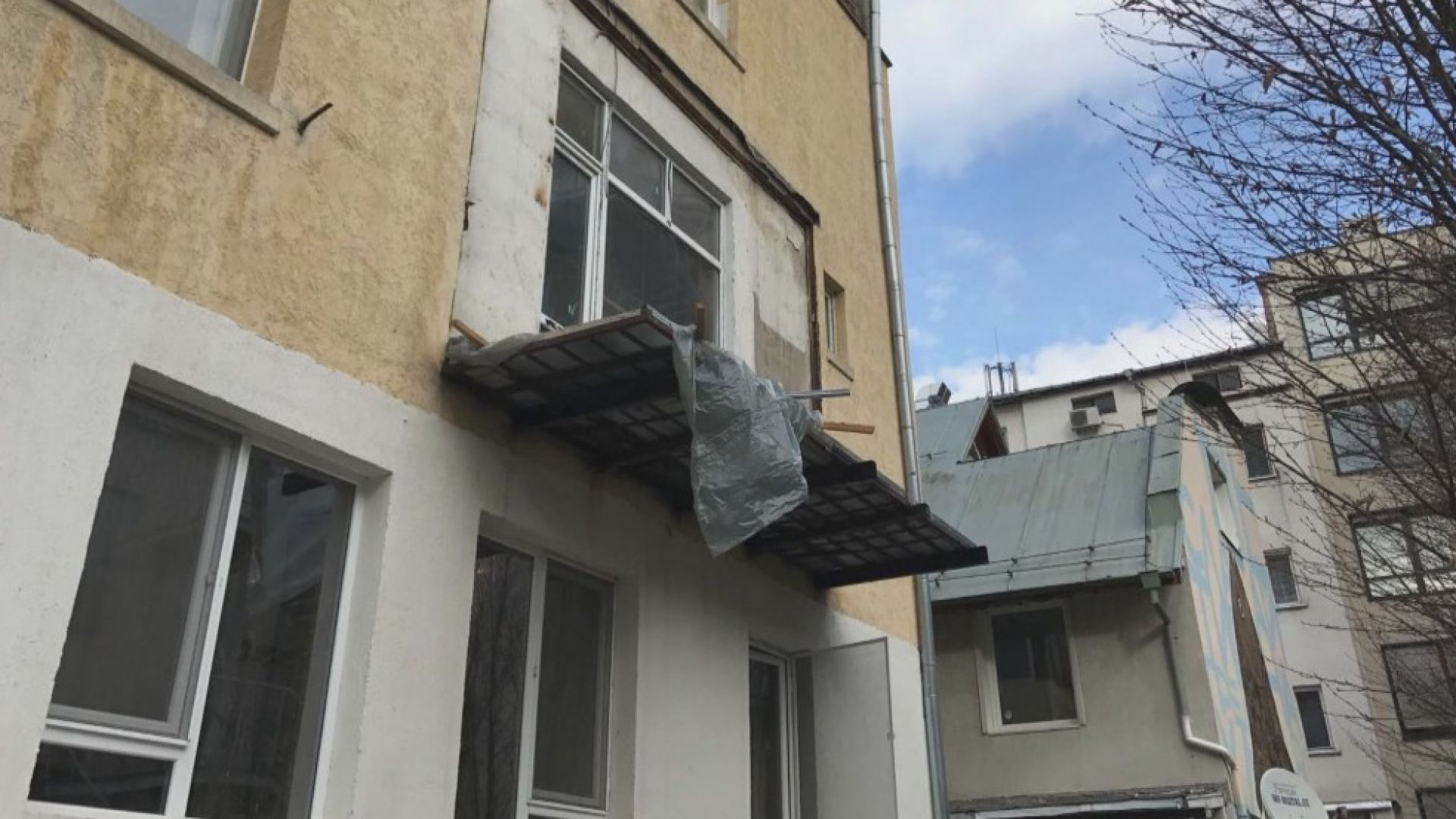 В стара кооперация в София изграждат опасна тераса. ХХI век.